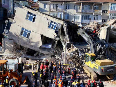 Turkey Earthquake: టర్కీలో మళ్లీ భూకంపం... పేకమేడల్లా కూలిపోతున్న భవంతులు.. ఎక్కడ చూసినా శవాలే..