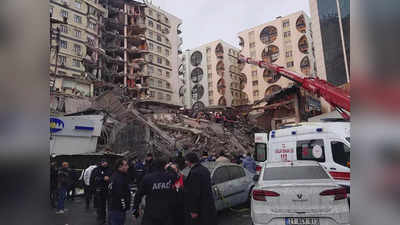 Turkey Earthquake Video: भूकंप में ताश के पत्‍तों की तरह गिरी तुर्की की बिल्डिंग, दो मंजिल जमीन में तो बाकी हवा में झूल रहे, देखें