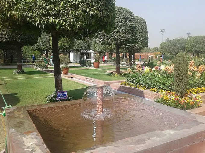 ​मुगल गार्डन में कितने तरह के गार्डन हैं -​