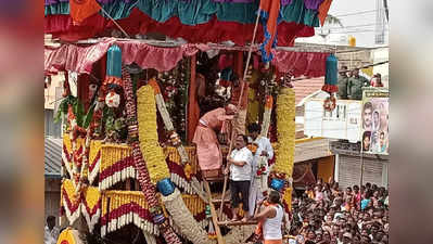 Hiriyur Therumalleshwara Festival - ಮುಕ್ತಿಬಾವುಟ ಹರಾಜಿನಲ್ಲಿ ಬಿಜೆಪಿ, ಕೈ ಮುಖಂಡರ ಪೈಪೋಟಿ:10 ಲಕ್ಷ ರೂ.ಗೆ ತನ್ನದಾಗಿಸಿಕೊಂಡ ಡಿ.ಸುಧಾಕರ್