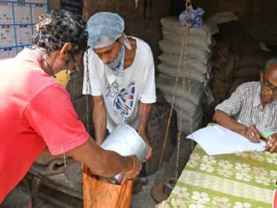 Ration Shop Strike: রেশনের পরিমাপে কারচুপি করে বাজারে বিক্রি করে দিচ্ছেন ডিলার, অভিযোগে উত্তাল বাঁকুড়া