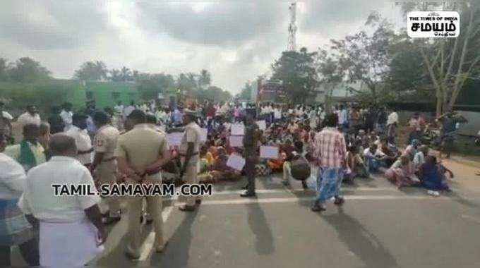 பள்ளிக்கூடம் வேண்டும்...! கிராம மக்கள் திடீர் சாலை மறியல்...!