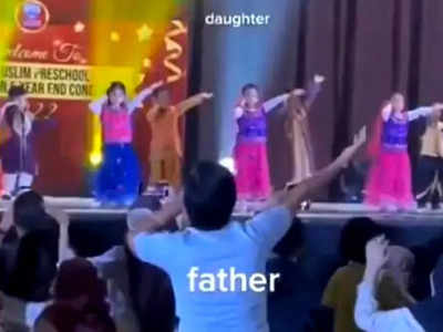 Father Of The Year: स्टेज पर नाचते हुए बेटी भूलने लगी डांस स्टेप, पापा ने ऐसे दिया साथ कि लोग फैन हो गए