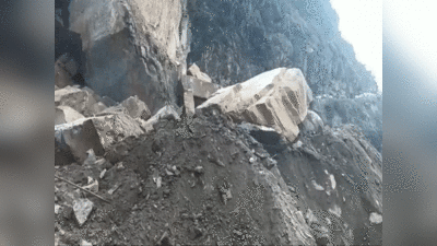 Rishikesh Badrinath National Highway पर चट्टान दरकने से नीचे दबा बाइक सवार, मलबा जमा होने से रास्ता जाम