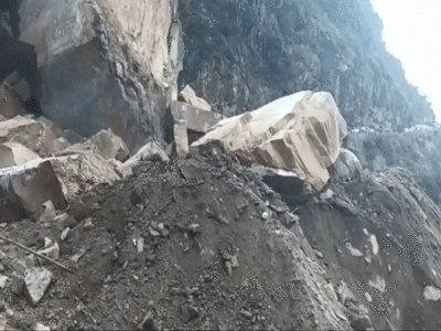 Rishikesh Badrinath National Highway पर चट्टान दरकने से नीचे दबा बाइक सवार, मलबा जमा होने से रास्ता जाम