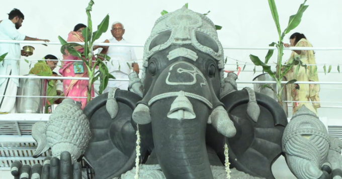 तब्बल २०० किलोटी घंटा, विशालकाय मुर्तीसाठी मुंबईतून क्रेन...