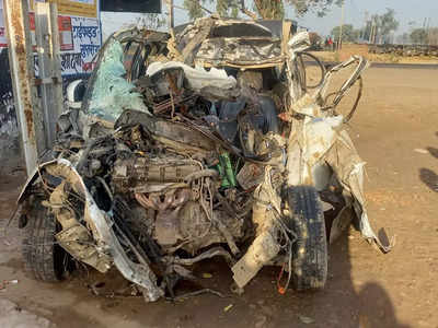 Aligarh में बड़ा सड़क हादसा, तेज रफ्तार कैंटर से टक्‍कर में उड़े कार के परखच्‍चे, 3 की जान गई