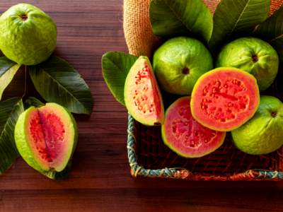 Benefits of Guava: പേരയ്ക്ക തൊലിയോടെ കഴിക്കൂ, ഷുഗറും കൊളസ്‌ട്രോളും നിയന്ത്രിക്കാന്‍ നല്ലത്