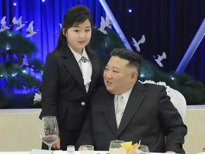 Kim Jong Un Daughter: पापा का किम जोंग उन का हाथ पकड़े चल रही यह बच्‍ची क्‍या बनेगी उत्‍तर कोरिया की अगली तानाशाह, देखें तस्‍वीरें 