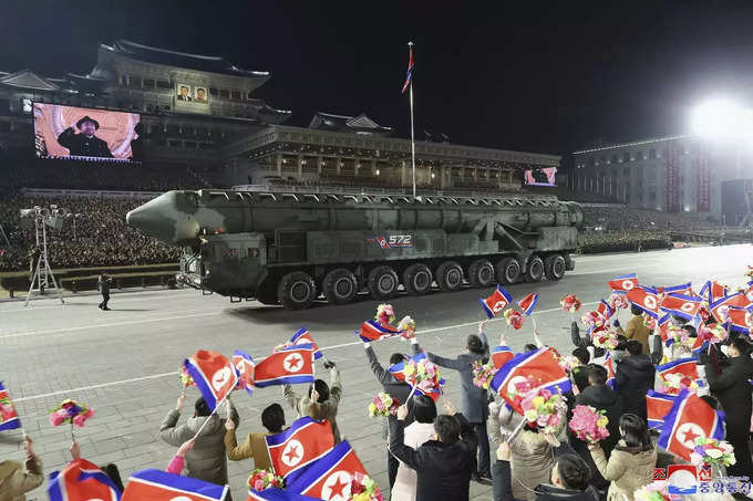 उत्तर कोरिया ने सभी परमाणु मिसाइलों को प्रदर्शित किया