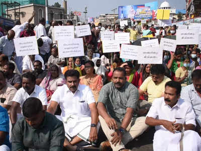 സമാധാനത്തോടെ ജീവിക്കാന്‍ ഞങ്ങള്‍ക്കും അവകാശമുണ്ട്; കത്തുന്ന വെയിലിലും സ്ത്രീകളടക്കമുള്ളവര്‍ റോഡില്‍ കുത്തിയിരുന്നത് രണ്ടര മണിക്കൂര്‍