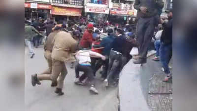Dehradun में युवा सड़क पर, बरसाए पत्थर तो पुलिस ने भी किया लाठीचार्ज, सिटी मजिस्ट्रेट चोटिल