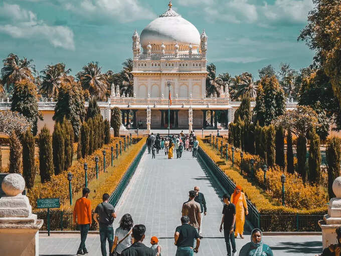 ಸಾಕಷ್ಟು ಪ್ರವಾಸಿ ಆಕರ್ಷಣೆಗಳಿಂದ ತುಂಬಿದೆ