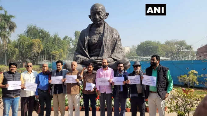 गांधी प्रतिमा के सामने लेफ्ट सांसदों का प्रदर्शन