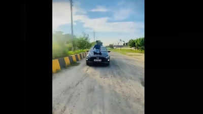 Moradabad में कार के बोनट पर बैठकर बनाई Reels, पुलिस ने किया गिरफ्तार