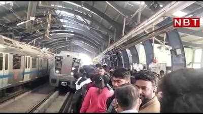 ट्रेन के आगे खड़ा शख्‍स, सकपकाए यात्री... दिल्‍ली के निर्माण विहार मेट्रो स्‍टेशन का नजारा हैरान कर देगा