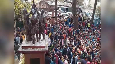 Dehradun Protest: छात्रों के साथ धरना दे रहे पूर्व CM हरीश रावत की तबीयत बिगड़ी, हो गए बेहोश