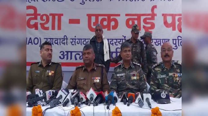 Jharkhand: 15 लाख के इनामी नक्सली मिथिलेश सिंह ने हथियार डाले, देखिए सरेंडर करने के बाद क्या किया खुलासा...