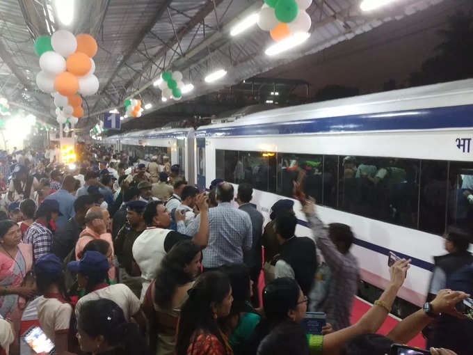 मुंबई-सोलापूर वंदे भारत एक्सप्रेसचे पुणे रेल्वे स्टेशनवर जोरदार स्वागत