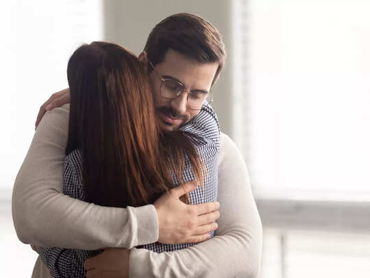 Hug Day 2023 : ఇష్టమైన వారిని ఎందుకు హగ్ చేసుకోవాలంటే.. - hug day  incredible benefits off hugging - Samayam Telugu