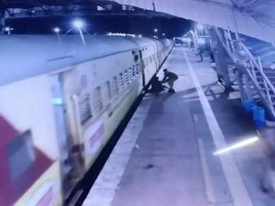 गलती से दूसरी Train में चढ़ी महिला, उतरने के चक्कर चलती रेल से कूदी, फिर क्या हुआ देखिए Video