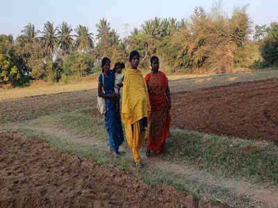 பொதுப்பாதையை மறித்த விவசாயிகள்; கிருஷ்ணகிரியில் அவலம்.!