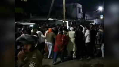 Khandawa News : MP में दो गुटों के बीच भिड़ंत, जमकर पथराव से बिगड़े हालात, एक थानेदार सहित 2 पुलिसकर्मी घायल
