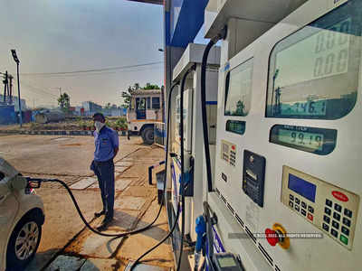 Petrol Price Today: क्रूडच्या किमतीत घसरण, पेट्रोल-डिझेल दरात दिलासा की खिशाला झळ?