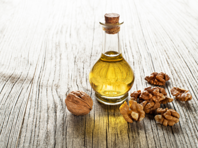 Walnut Oil Benefits | வால்நட் ஆயிலை முகத்துக்கு இப்படி யூஸ் பண்ணுங்க... 10 வயசு கம்மியா தெரிவீங்க...