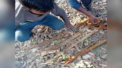 Raebareli में JCB से हो रही थी पेड़ के जड़ की खुदाई, जमीन के नीचे से मिली सैकड़ों साल पुरानी तलवार और बंदूक
