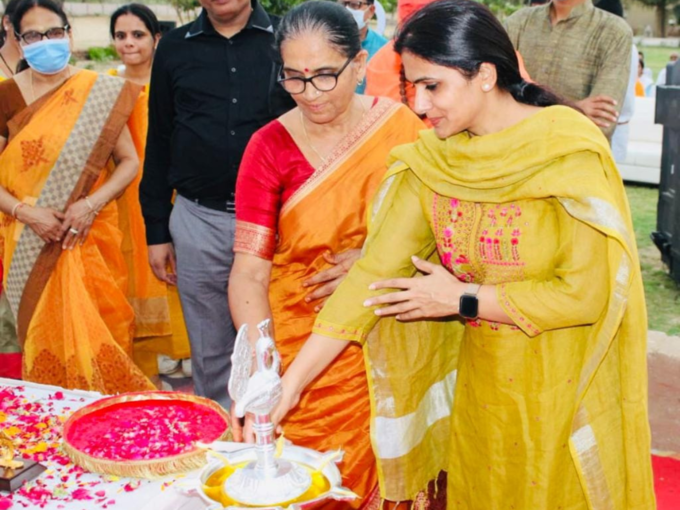 ಪ್ರೀತಿ ಚಂದ್ರ ಮೊದಲ ವೃತ್ತಿ ಶಿಕ್ಷಕಿ