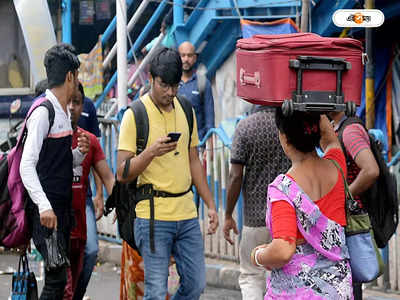 Indian Railway : ট্রেনে উঠে জিনিস বিক্রি নয়, প্রতিবাদে ফেয়ারলি ঘেরাও হকারদের