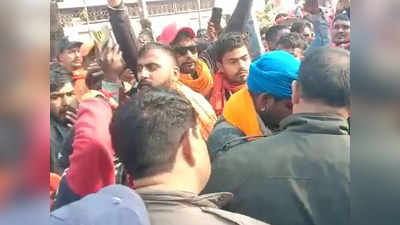 Udham Singh Nagar में कांवड़ियों पर फेंकी आपत्तिजनक चीज के टुकड़े, गुस्साए शिव भक्तों ने किया हाईवे जाम