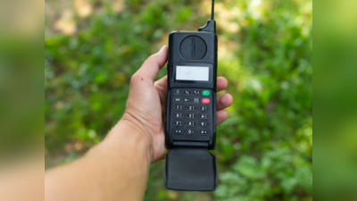 पठान मूवी में दिखा ये फोन आम लोग नहीं कर सकते इस्तेमाल, कीमत जानकर उड़ जाएंगे होश