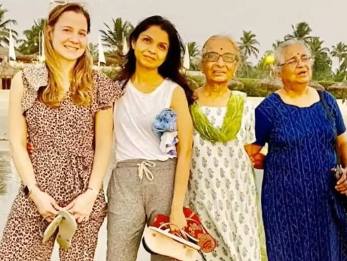 गोवा के तट पर परिवार ने की मस्ती 