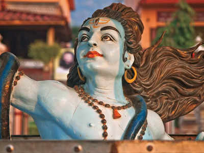 Maha Shivratri 2023: শনির সাড়েসাতিতে বিপর্যস্ত? মহাশিবরাত্রিতে শিবলিঙ্গে নিবেদন করুন এই সামগ্রী, কমবে দুর্ভোগ