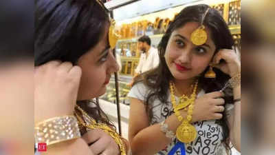 Gold Rate Today: గోల్డెన్ ఛాన్స్.. పడిపోతున్న బంగారం, వెండి ధరలు.. హైదరాబాద్‌లో తులం ఎంతంటే?