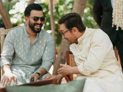 Prithviraj: ആമിറിനൊപ്പമുള്ള കാൻഡിഡ് ചിത്രവുമായി പൃഥ്വിരാജ്; പുള്ളിയുടെ പുതിയ പടത്തിന്റെ കഥ രാജുവേട്ടന് ഫുൾ അറിയാമെന്ന് ആരാധകർ