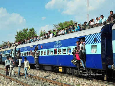 यूपी से गुजरेंगी 13 स्पेशल ट्रेनें, 200 अतिरिक्त बसें... रेलवे और रोडवेज ने यात्रियों की कर दी Happy Holi