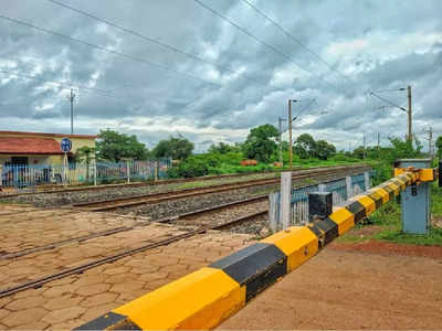 കല്ലു കൊണ്ട് തലയ്ക്ക് ഇടിച്ച് യുവതിയെ ട്രാക്കിലൂടെ വലിച്ചിഴച്ചു; മലയാളി റെയില്‍വെ ജീവനക്കാരിക്കു നേരെ ആക്രമണം