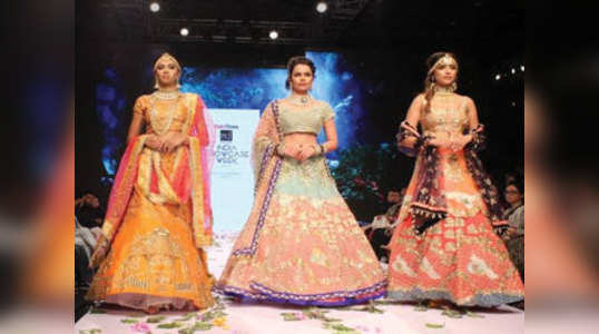 indian traditional evening wear collection at day 2 of delhi times pcj india showcase week 2017