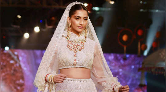 sonam kapoor looks like goddess in this white bridal lehenga