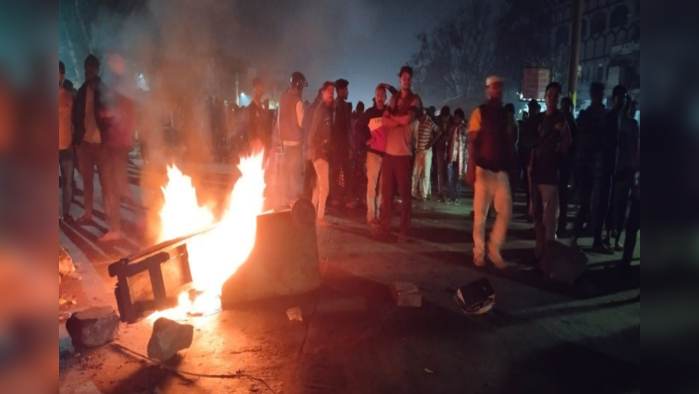 Rohtas News: ट्रक की चपेट में आने से युवक की मौत, आगजनी कर लोगों ने काटा बवाल