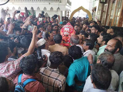 മത സാഹോദര്യ പെരുമ; പെരുമ്പട്ട ജുമാ മസ്ജിദിൽ വിഷ്ണുമൂർത്തി എത്തിയപ്പോൾ