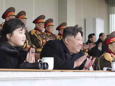 Kim Jong Un Daughter: सिगरेट पीते हुए बेटी के साथ किम जोंग ने देखा फुटबॉल मैच, बहन भी रही साथ, लेकिन मिली पिछली सीट