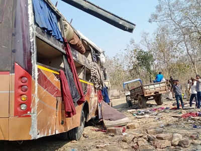 Sagar में दर्दनाक हादसा...बस को काटकर निकाली गई बॉडी, हादसे में 4 लोगों की मौके पर मौत