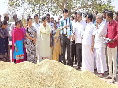 நானும் விவசாய குடும்பம் தான்-மனம் திறந்த ராதாகிருஷ்ணன் .. வயலில் களை எடுத்து நெகிழ்ச்சி!