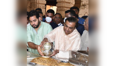 उद्योगपति श्री मुकेश अंबानी और उनके पुत्र श्री आकाश अंबानी महाशिवरात्रि के अवसर पर सोमनाथ पहुंचे