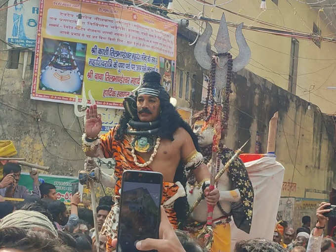 शिव का रूप धरे कई कलाकार