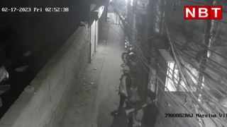 बल्ब जल रहा था,आए और चाकू दिखाकर लूट लिया , दिल्ली के नारायणा गांव का सीसीटीवी फुटेज वायरल, देखिए वीडियो